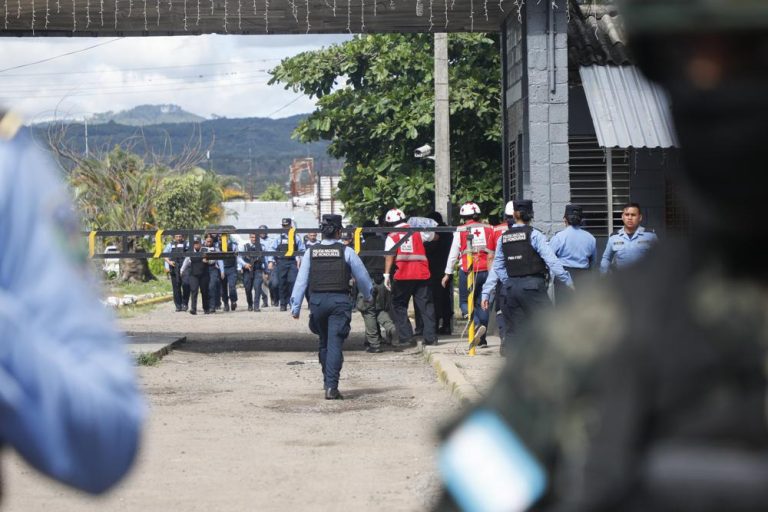 Pandilla asesinó a 46 mujeres en prisión hondureña con machetes, pistolas y líquido inflamable, dice funcionario