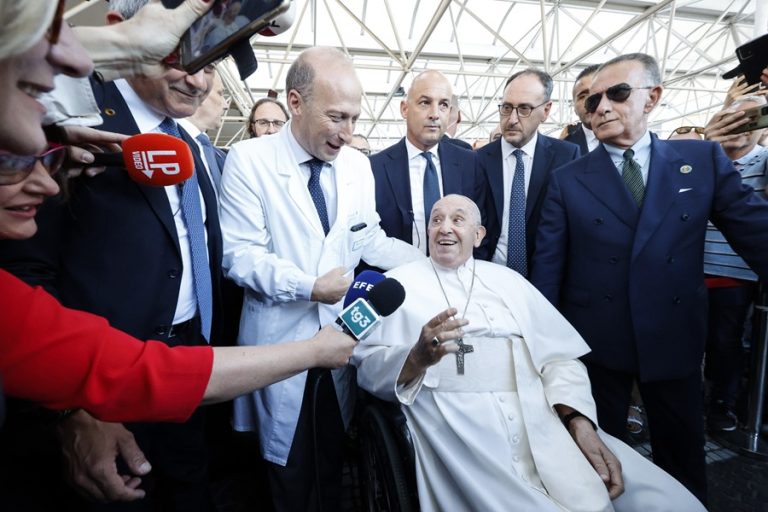 El papa regresa al Vaticano tras su operación de hernia abdominal