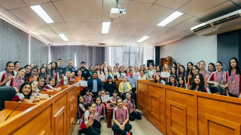 Entregan reconocimiento a atletas destacadas