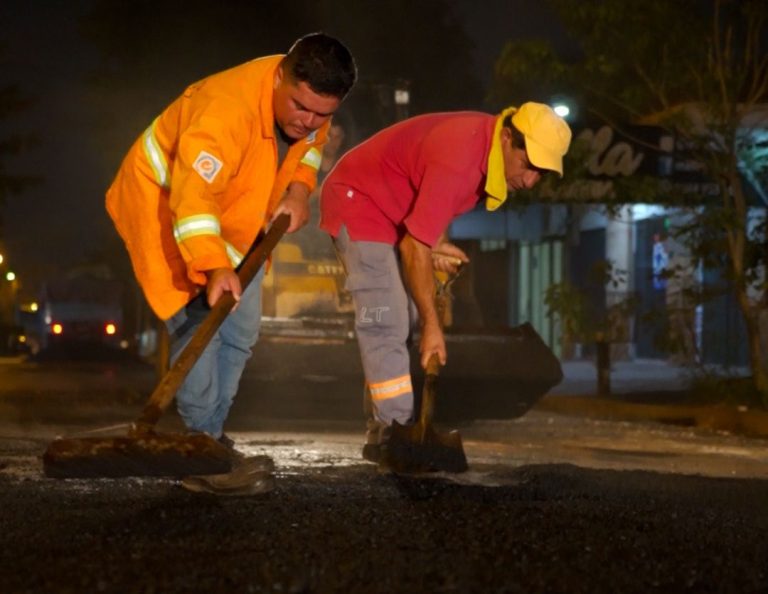 Municipalidad realiza bacheo nocturno