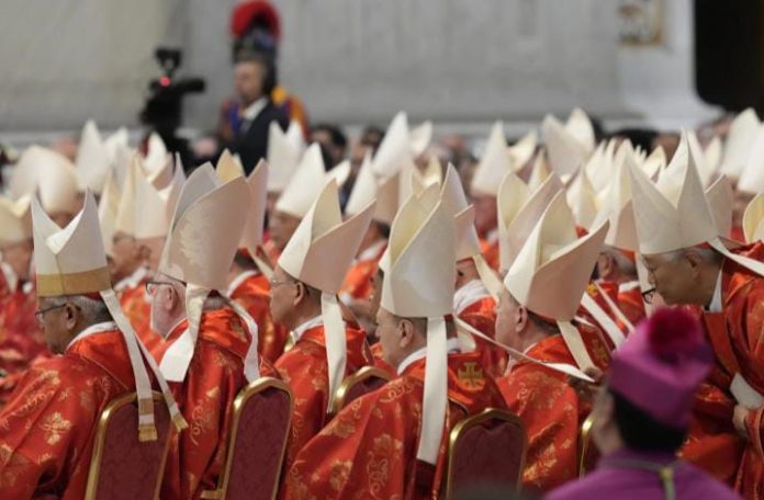 Antes de ritual secreto de votación, piden a cardenales que elijan un papa que busque unidad