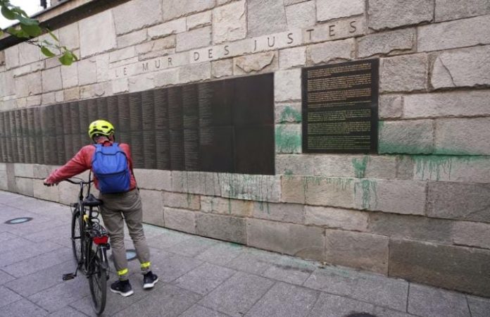 París investiga actos vandálicos antisemitas contra sinagogas y un monumento al Holocausto