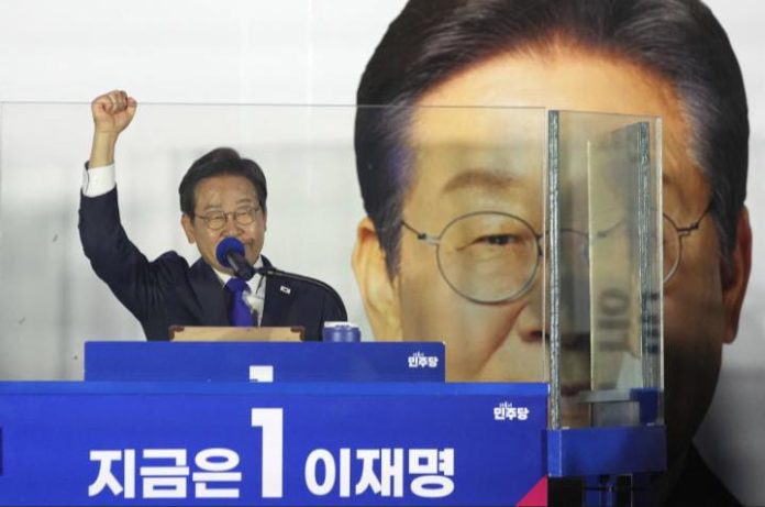 Los medios de comunicación surcoreanos afirman que el candidato de la oposición liberal, Lee Jae-myung, ha sido elegido presidente