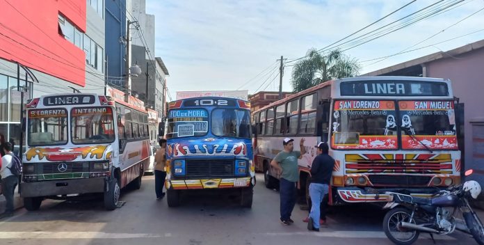 Buses internos bloquearon tránsito frente a Municipalidad de San Lorenzo