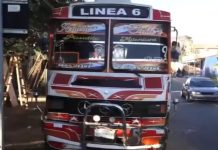 Hombre muere tras caer de bus