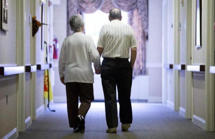 Para mantenerse más alerta mientras envejece, manténgase activo, desafíe su cerebro y coma de manera saludable