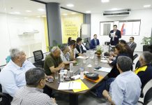 Choferes postergan paro