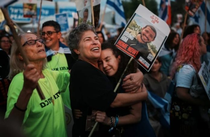 Rehenes israelíes y prisioneros palestinos vivos son liberados como parte del alto el fuego en Gaza