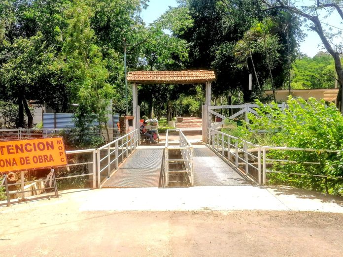 Puente peatonal metálico que une con la ciclovía será retirado