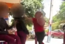 La madre de un alumno le golpeó a una compañera