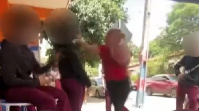 La madre de un alumno le golpeó a una compañera
