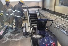 Una mujer perdió el control de su auto y se incrustó en las escaleras de un centro comercial