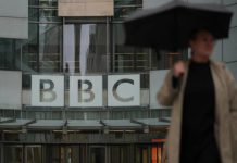 Trump amenaza con demandar a la BBC por la edición de su discurso, que provocó la dimisión de varios directivos del medio