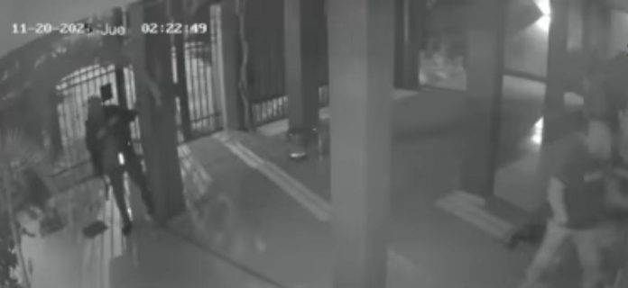 Entraron cuatro ladrones a su domicilio y los enfrentó a balazos