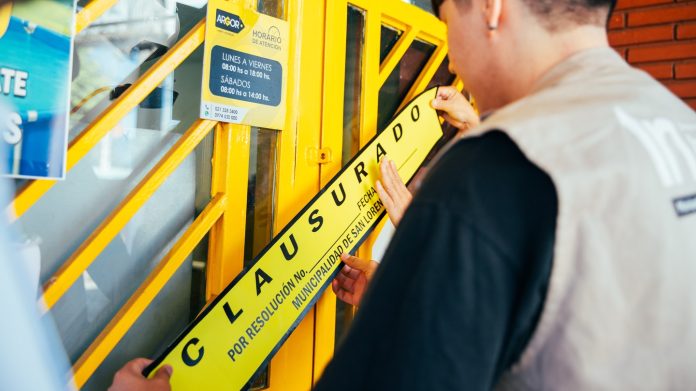 Clausuran locales comerciales por falta de pago de patentes