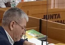 ¡Vergonzoso! Alcibíades Quiñonez firmando cheques de la cooperativa en plena sesión de la Junta