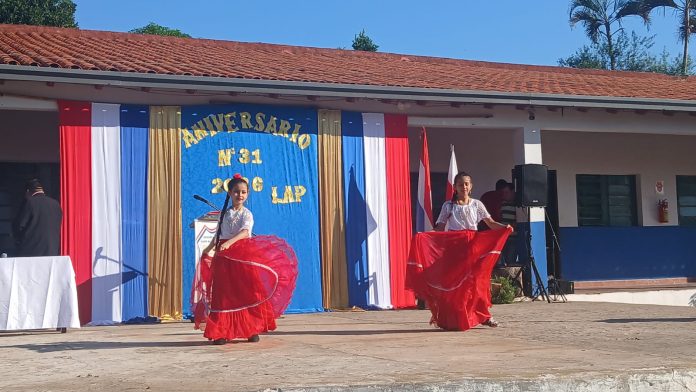 Con un pequeño pero emotivo acto cultural, festejan aniversario de escuela municipal