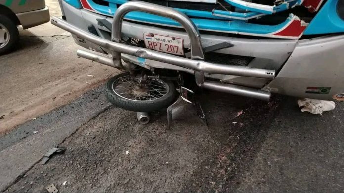 Tres muertos tras choque entre bus y moto