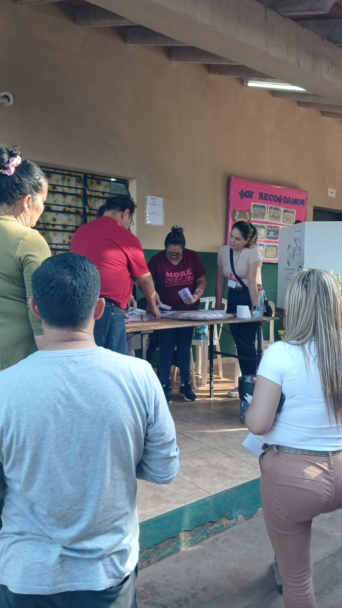 Cierran los portones de los locales de votación y comienza la recta final de la jornada