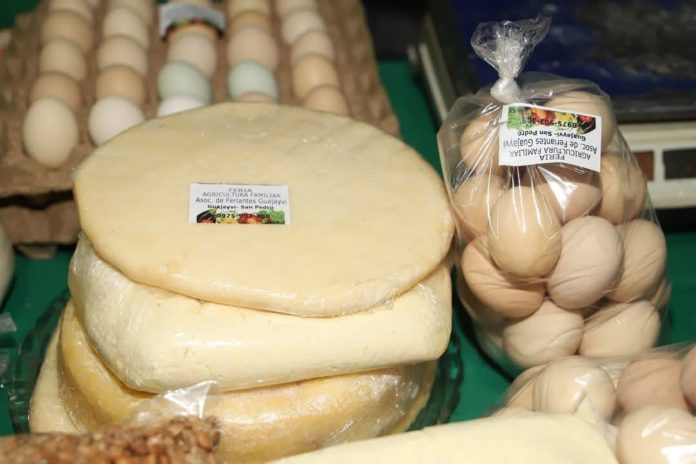 Feria de Agricultura Familiar en la Dirección de Comercialización del MAG