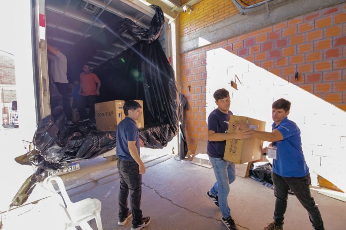 TSJE distribuye maletines electorales y máquinas de votación para las internas