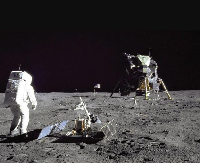 Muy por encima de la Tierra, el módulo lunar Apolo de la NASA puso a los astronautas en la Luna