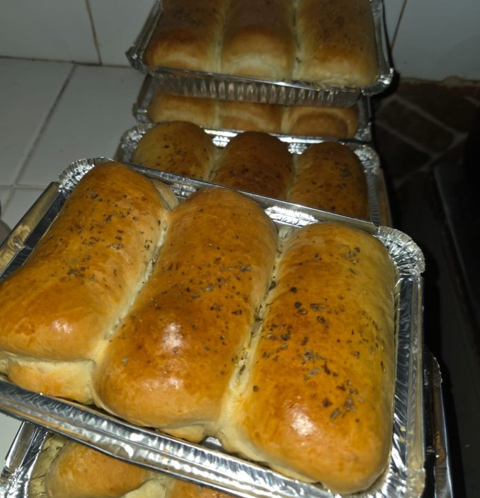 Se venden pancitos rellenos de jamón y queso para costear un tratamiento médico