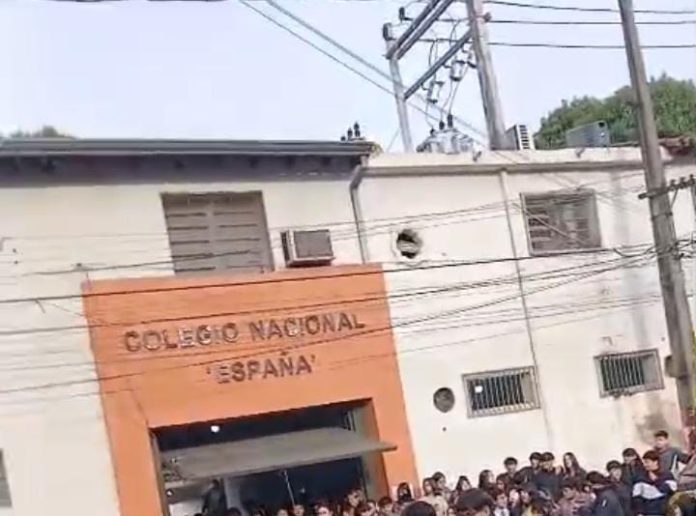 Protesta en el Colegio España: piden seguridad urgente tras el ataque a una alumna