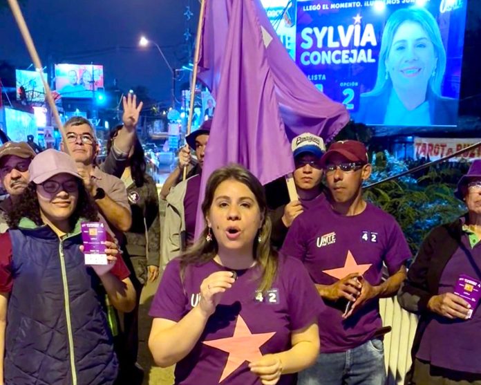 Oposición realiza "Banderazo" y llama a renovar la Intendencia y la Junta Municipal