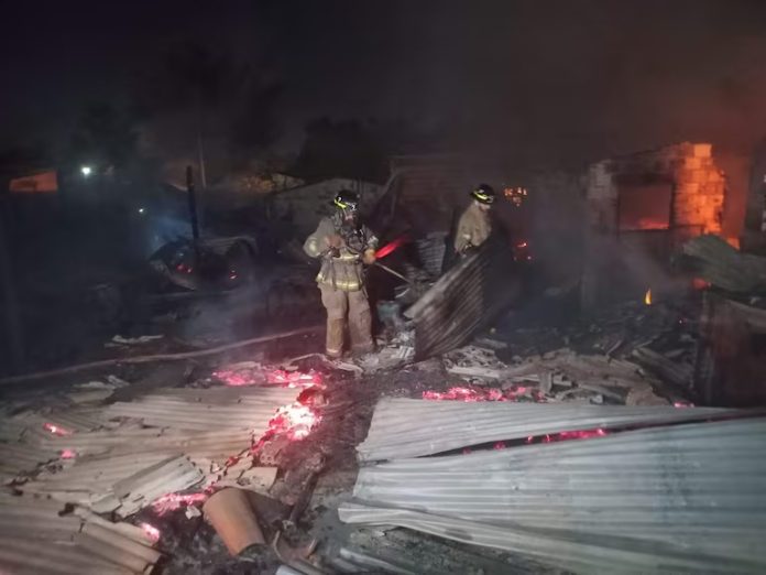 Tragedia en Ñu Porã: un anciano muere tras un incendio que destruyó cinco viviendas