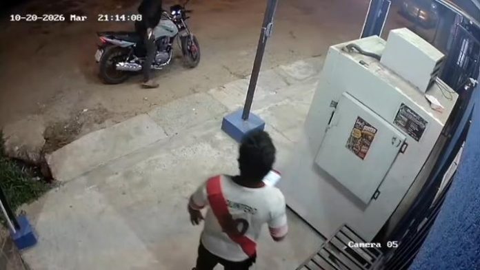 Hombre armado roba moto frente a una bodega en Santa María y efectúa disparo