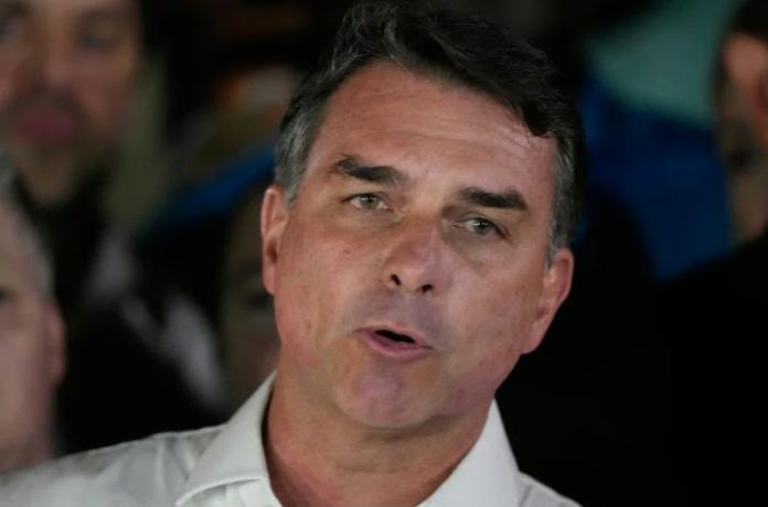 Flávio Bolsonaro huye de Brasil vía Argentina y se espera que aterrice en Miami