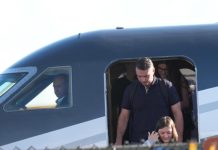 El candidato presidencial derrotado, Flávio Bolsonaro, y su familia aterrizan en Miami tras huir de Brasil
