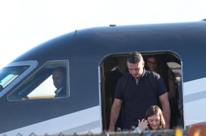 El candidato presidencial derrotado, Flávio Bolsonaro, y su familia aterrizan en Miami tras huir de Brasil